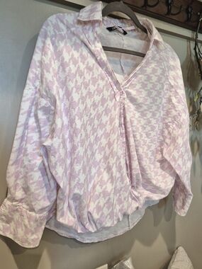 Like New Zara Light Pink & White Houndstooth Button-Down Shirt Front Tie Detail
